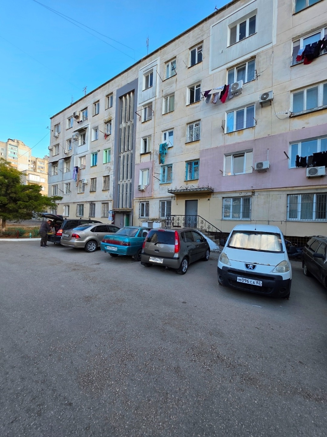 Предлагается к продаже комната в общежитии, расположенная на 1 этаже пятиэтажного дома. Общая площадь комнаты, включая места общего пользования, составляет 17,3 кв.м., а жилая площадь – 11.3 кв.м. Вспомогательная площадь – 6.0 кв.м.
Комната находится в обычном жилом состоянии.
На этаже имеется общая