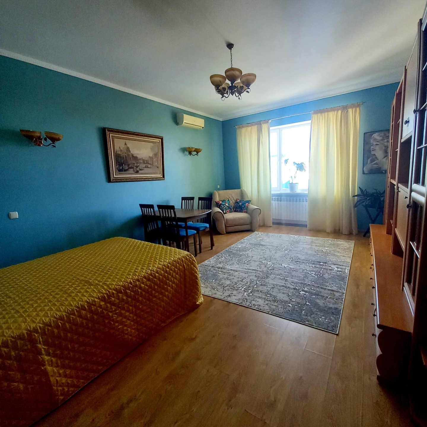 Сдается 1 к.кв. в курортной зоне по пр.Ленина 49. Дом расположен на закрытой охраняемой территории. С квартиры открывается панорамный вид на море. Сдается до 01.06.2026 г. Квартира находится на 7/7 эт. В доме есть лифт. Южная теплая светлая сторона света. 
В комнате расположена большая двухспальная 