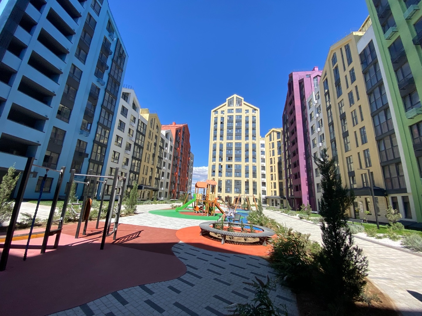 Продается в СДАННОМ ДОМЕ двухкомнатная квартира 62 кв.м. с изолированными жилыми комнатами и большой кухней: 
Просторная кухня-гостиная площадью 17 кв.м., идеально подходящая для семейных вечеров и встреч с друзьями.
• Две раздельные комнаты, которые обеспечивают комфорт и личное пространство для ка