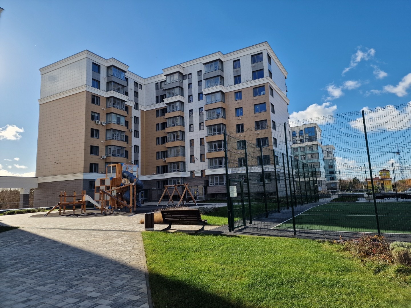 Продается студия 32 кв.м. в сданном комплексе в 10 минутах от моря. Комплекс расположен возле парковой зоны - всегда можно пройти к морю по тенистому парку. На закрытой территории комплекса есть спортивная и детская площадки, открыты пункты выдачи маркетплейсов, различные магазины. Рядом расположен 