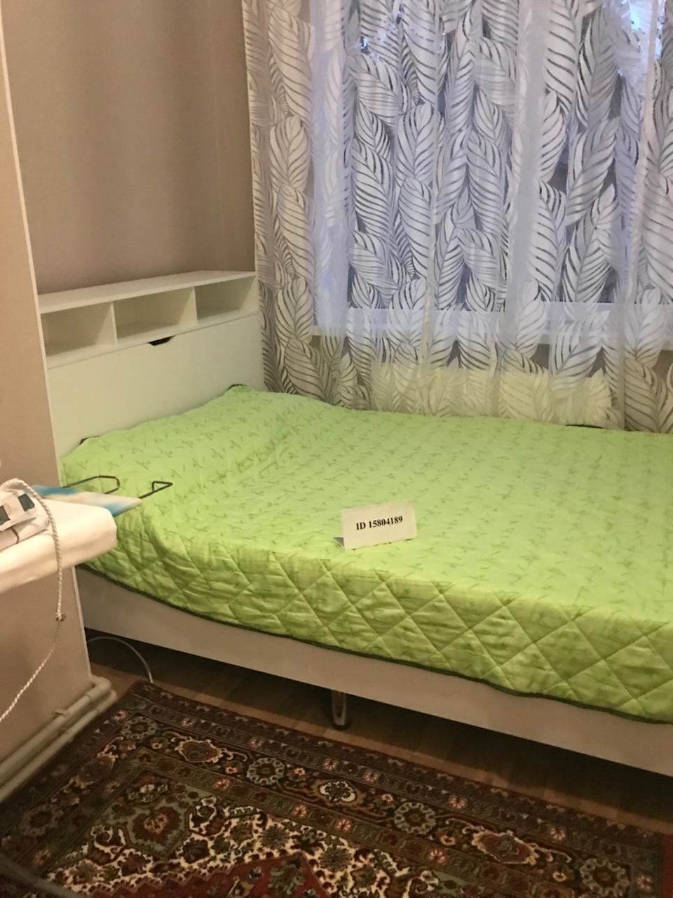 Сдается 3-х комнатная квартира в старинном доме по улице Кирова 7/8  на набережной Горького, находится на первом этаже в двухэтажном доме 1910 года постройки. Дом построен из экологичного камня ракушечника. Квартира с двумя санузлами, две комнаты совмещены, одна комната раздельная. В зале большой уг