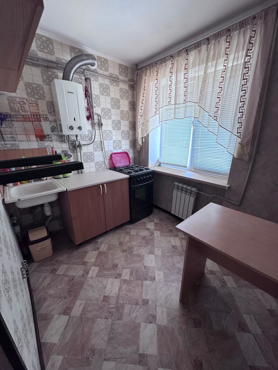 Предлагается к продаже двухкомнатная квартира общей площадью 41 м², расположенная на четвертом этаже пятиэтажного блочного дома, построенного в 1971 году. Квартира имеет изолированные комнаты. Высота потолков составляет 2.5 м.
Кухня площадью 7.5 м² оборудована всем необходимым, включая холодильник и