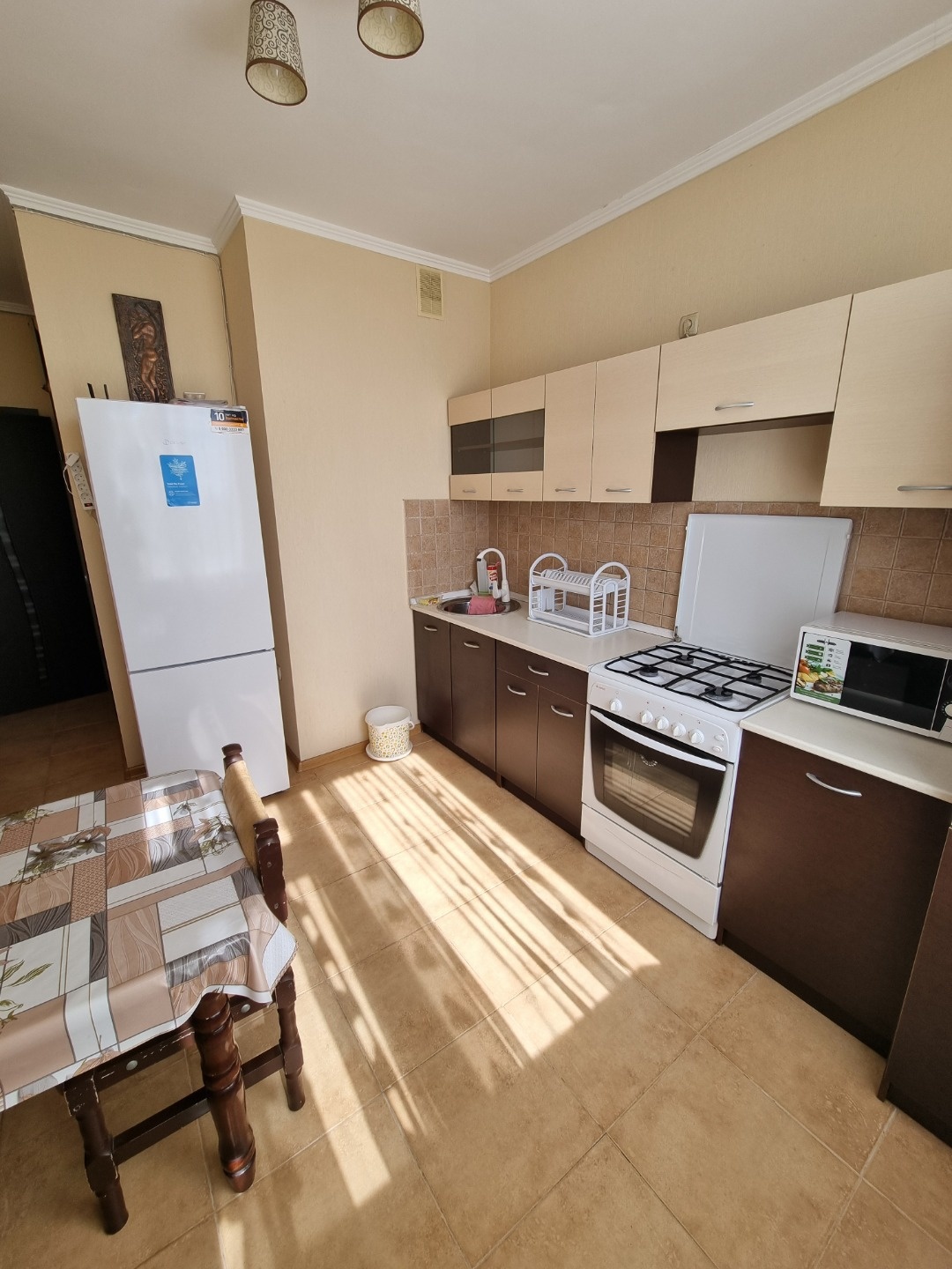 Продается просторная 2-комнатная квартира с великолепным видом в доме жилого комплекса Консоль, расположенном в курортной зоне Евпатории. Общая площадь квартиры составляет 55,4 м², из которых жилая площадь — 35 м², а кухня — 10 м². Квартира находится на 6 этаже девятиэтажного здания, построенного 