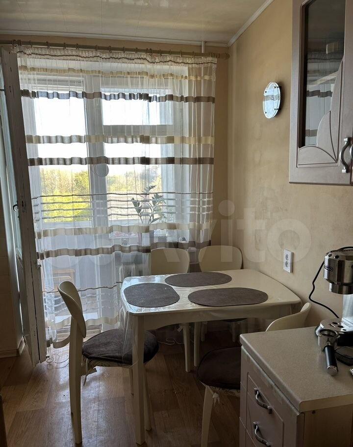 Предлагается к продаже трехкомнатная квартира в Евпатории, расположенная по адресу ул. 5-й Авиагородок, 14. Общая площадь составляет 65.4 кв.м., жилая – 40 кв.м., а кухня – 7.5 кв.м. Квартира находится на четвертом этаже пятиэтажного дома.
Планировка квартиры чешская окна выходят на две стороны. З