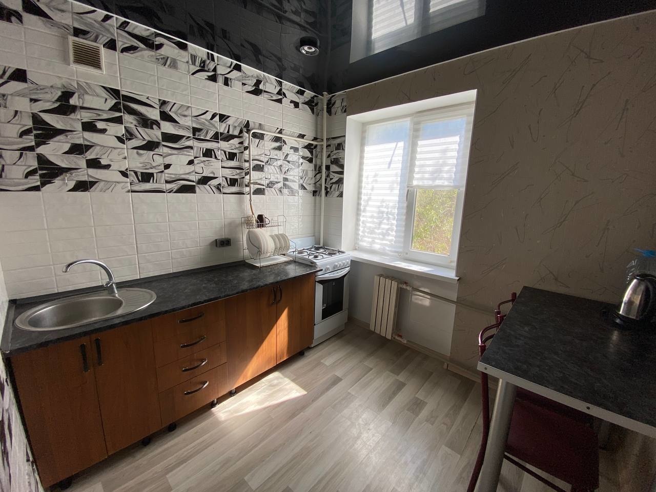 Продается двухкомнатная квартира в центре города на улице Фрунзе. Квартира расположена на втором этаже, окна выходят на южную и западную сторону. 
В доме центральное отопление - котельная рядом с домом, в отопительный сезон очень тепло. Санузел совмещенный, на горячую воду установлен электрический б