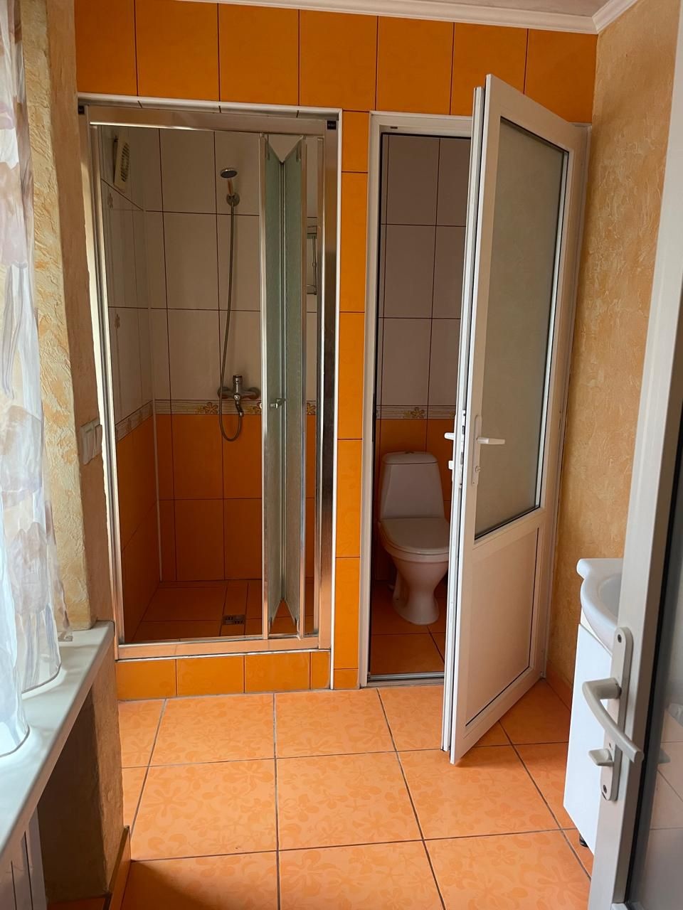     Сдается квартира в курортной части города 2 минуты от Набережной Горького по улице Пушкина, квартира с отдельным двориком. В квартире есть все необходимое для комфортного проживания. Дом старинный 1917 года постройки  построен из экологично чистого материала (камня ракушечника), в доме автономно