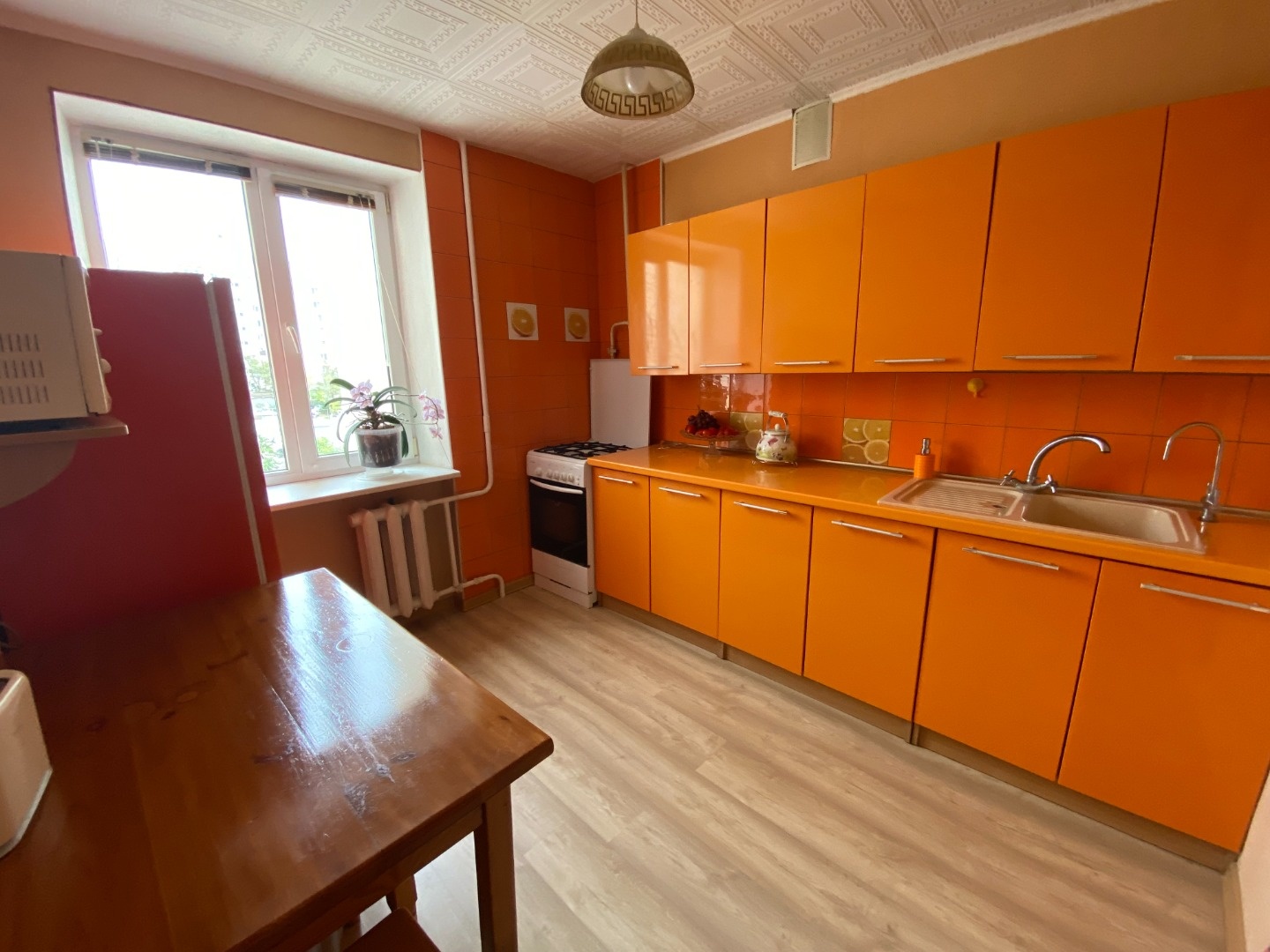 Продается уютная теплая квартира в одном из лучших спальных районов города. 
Квартира 52.1 кв.м. расположена на третьем этаже, в доме есть лифт. Две изолированные комнаты 16.6 и 12.5 кв.м., просторная кухня, санузел совмещенный - выложен кафелем, заменены все трубы и стояки. В квартире выполнен ремо