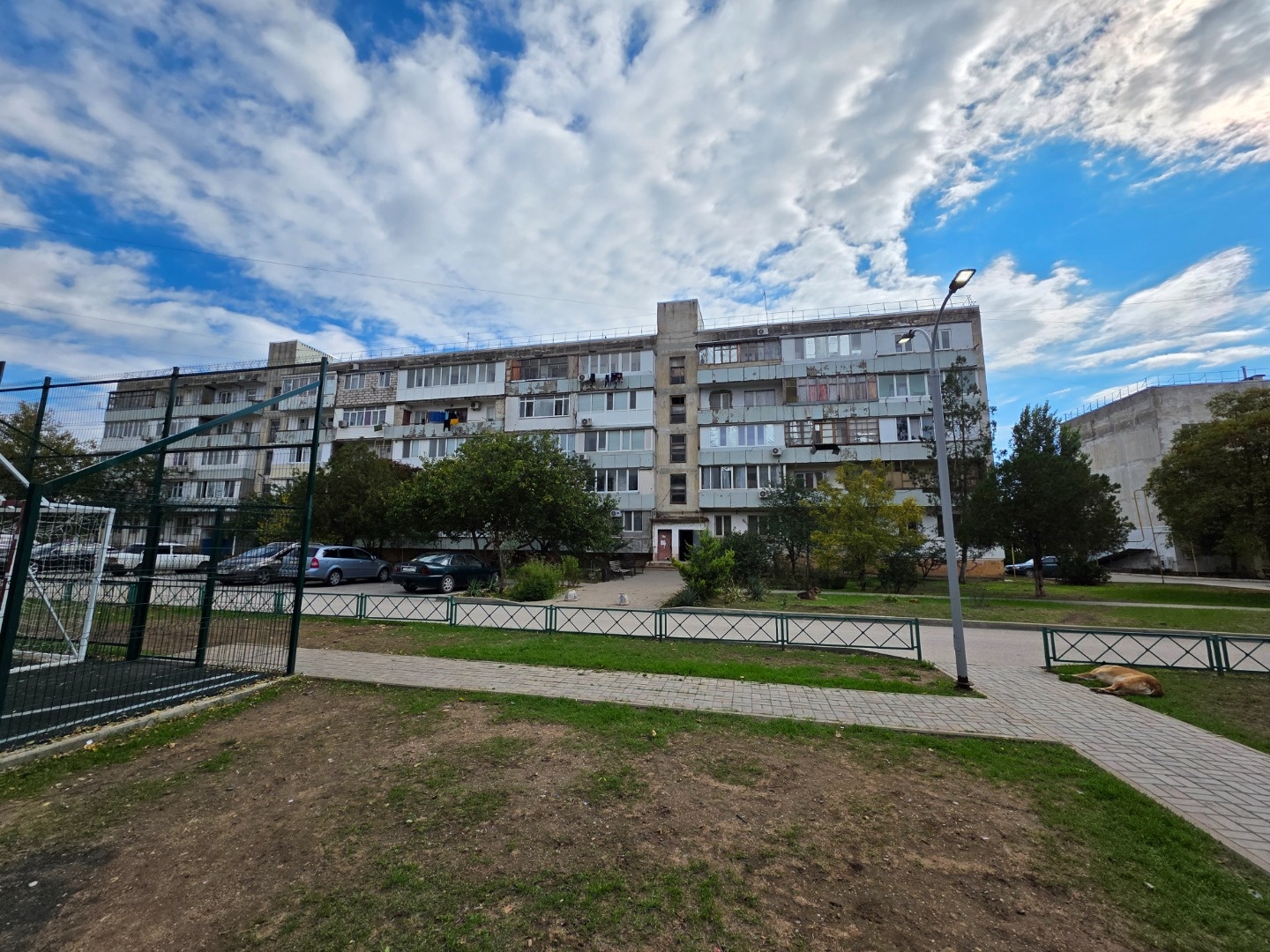 Продается 1 к.кв. в с. Уютное, 4 км до города Евпатория. Квартира находится на первом этаже в 5-ти этажном жилом доме. Общая площадь квартиры 21.1 кв.м. Комната 11 кв.м. Кухня 5.3 кв.м. Санузел совмещенный. В квартире АВТОНОМНОЕ отопление (котел). Установлены счетчики учета на воду, свет, газ. Из ко