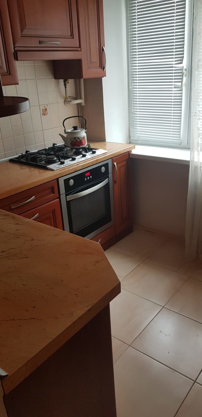 Сдается трехкомнатная квартира в районе Дворца спорта по пр.Победы. до лета до 01.06.2025 г! ЭТАЖ : 1/5 эт. Горячая вода от газ.колонки. Есть кондиционер. Вся необходимая мебель и техника для жизни имеется.  Рядом магазины, школа, садики, транспорт. Оплата аренды + коммунальные платежи (выходят прим