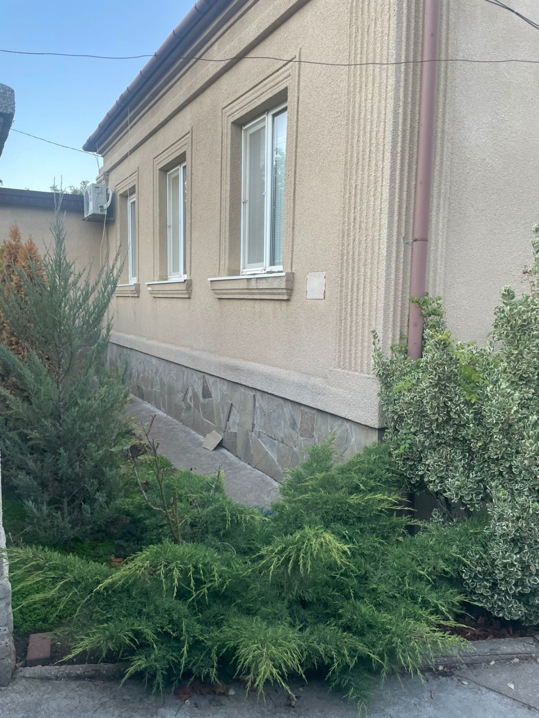 Продается уютный жилой дом в жилом районе города. Одноэтажный дом 73 кв.м. состоит из трех жилых комнат(две изолированные и одна смежная), кухни и санузла, просторной прихожей. На участке 4.4 сотки - назначение земли: для индивидуального жилищного строительства, также расположены  отапливаемая летня