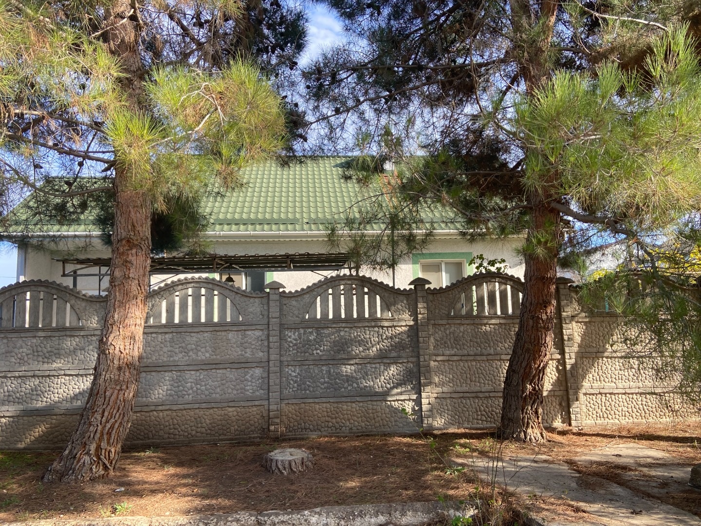 Продается уютный двухкомнатный дом в городе у моря. Дом расположен в развитом микрорайоне: газифицирован, на улицах частного сектора установлены фонари, сейчас ведутся работы по благоустройству улиц - ремонтируют дорогу, по которой будет ходить общественный  транспорт, есть спортивные и детские площ