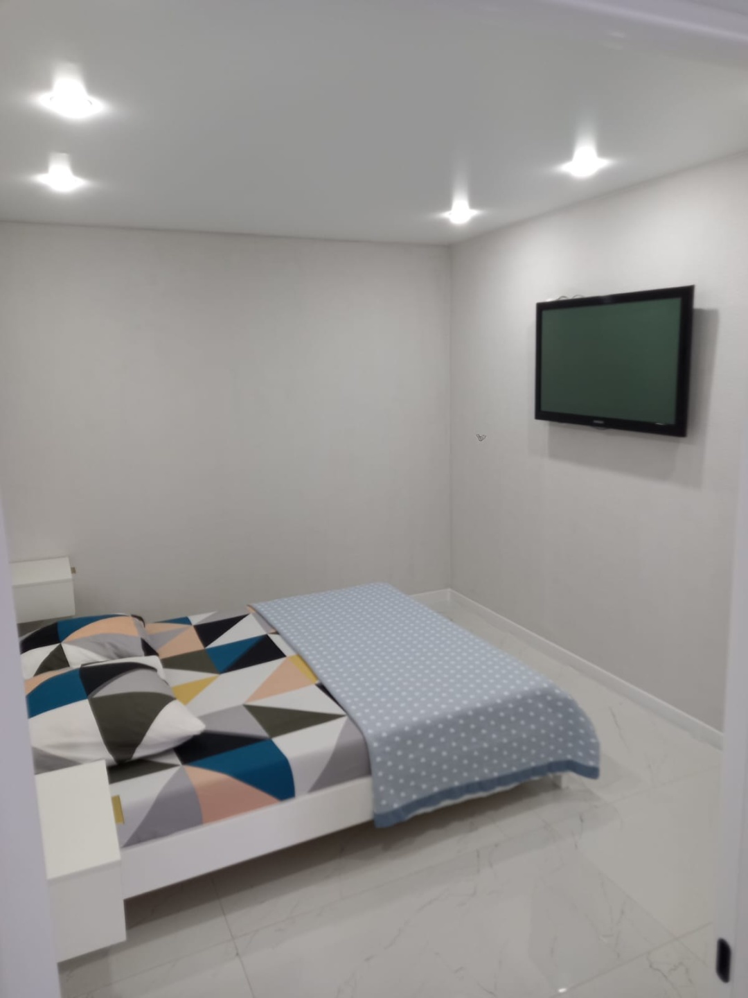 Предлагается к продаже однокомнатная квартира, переоборудованная в функциональную евро-двушку, общей площадью 40.5 кв. м. Расположенная на третьем этаже девятиэтажного дома, квартира не является угловой и предлагает прекрасный вид на парк Красная горка.
Продуманная планировка включает в себя про