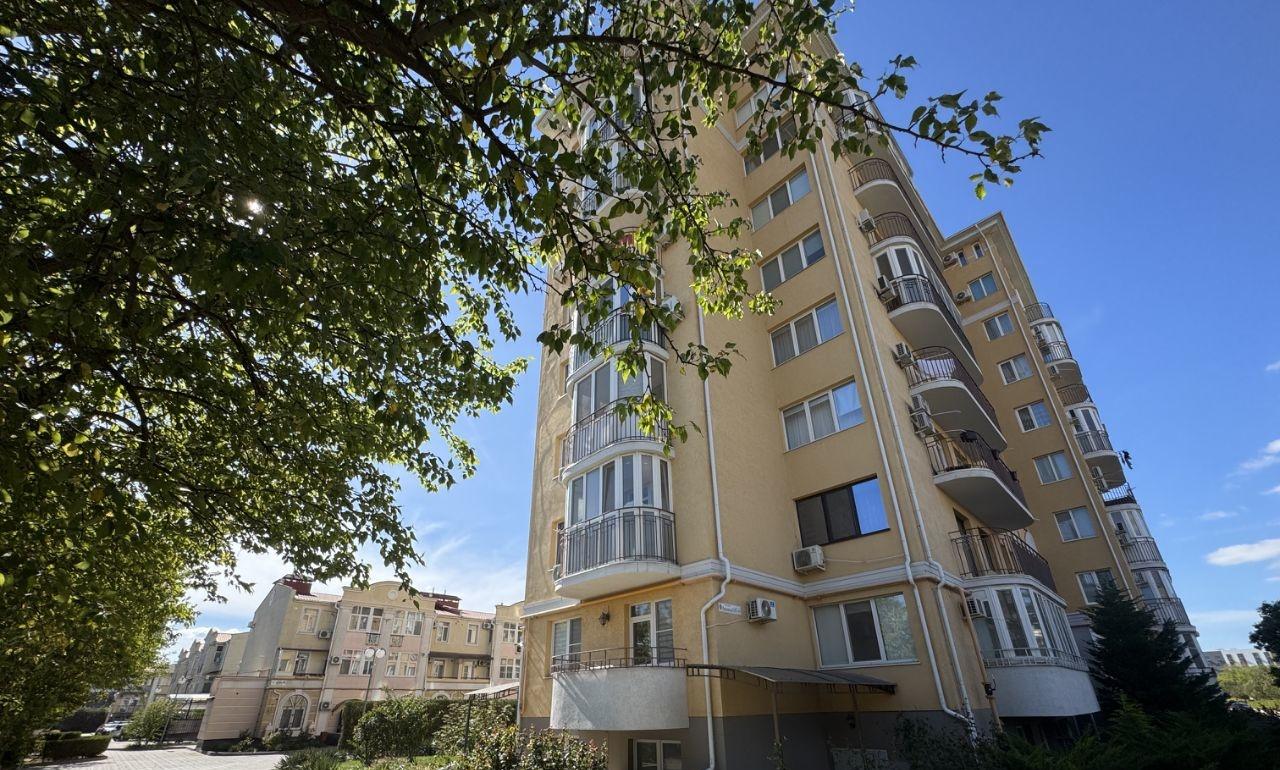 Продается теплая, светлая, просторная однокомнатная квартира в лучшем комплексе ЖК Мойнаки. Центр города. 
Квартира с дизайнерским ремонтом, в середине дома с хорошей техникой и мебелью. В квартире  совмещенный санузел, просторный коридор с большой гардеробной. Окна выходят во двор. 
Общая площадь б