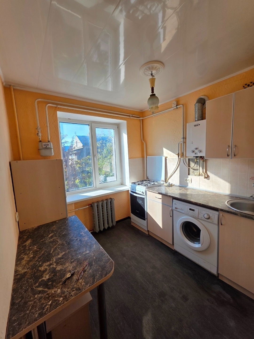 Продается 3 к.кв. 9 микрорайоне, в спальном тихом районе по ул.Мичурина. Квартира находится на втором этаже двухэтажного жилого дома. В доме сделан капитальный ремонт крыши, водостоков. Подъезд чистый. 
Общая площадь квартиры 46.6 кв.м. Комнаты смежно-раздельные. Из зала есть выход на балкон. Санузе