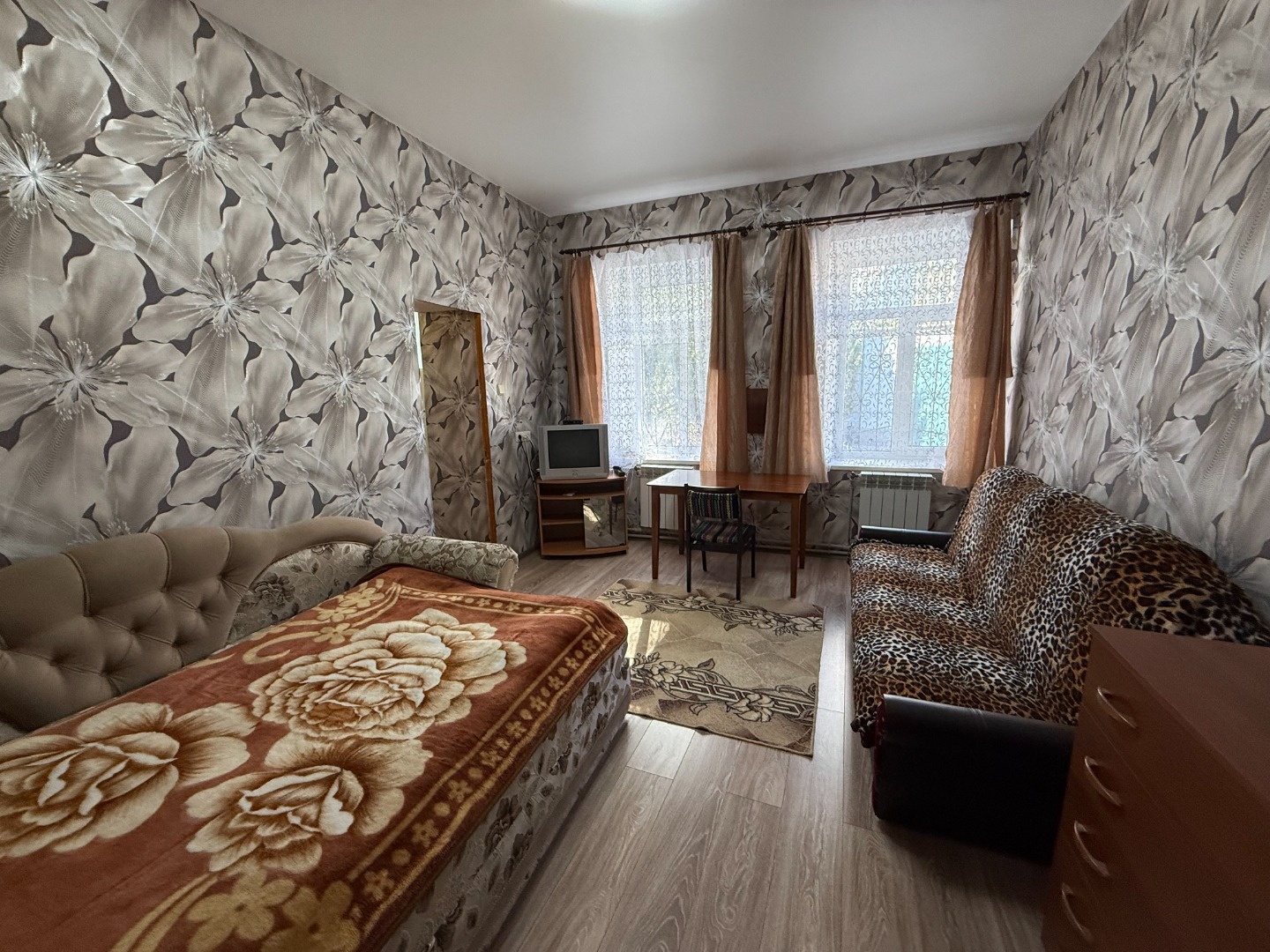 До 01.06.2026 года сдается однокомнатная квартира на земле  в районе  водоканала.  Квартира расположена в тихом месте, есть место для автомобиля. 
В квартире есть все необходимое для проживания: мебель, техника. Коммунальные платежи включены в стоимость. 
Сдается для семьи (2-3 человека), без живо