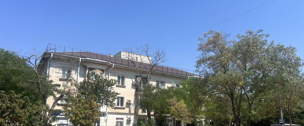 Предлагаем вашему вниманию уникальную квартиру в историческом районе Евпатории, расположенную на улице Демышева. Это жилье общей площадью 76 кв.м. идеально подходит для комфортной жизни или ведения бизнеса.
Квартира включает в себя две спальни, просторную комнату-гостиную и кухню-столовую, а также с