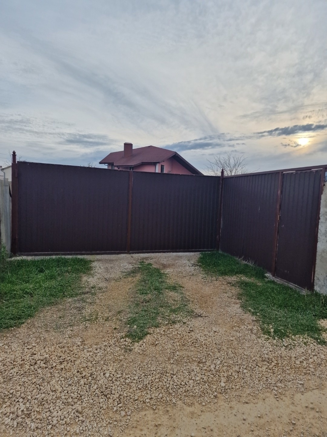 Продается дом-дача в пригороде города Евпатория, в садовом кооперативе Прибой в селе Уютное. До города Евпатория 4 км. Земельный участок 12 соток. Вид разрешенного использования: ведение садоводства. Участок ровный квадратной формы. Огорожен забором и есть ворота для въезда авто. На территории наход