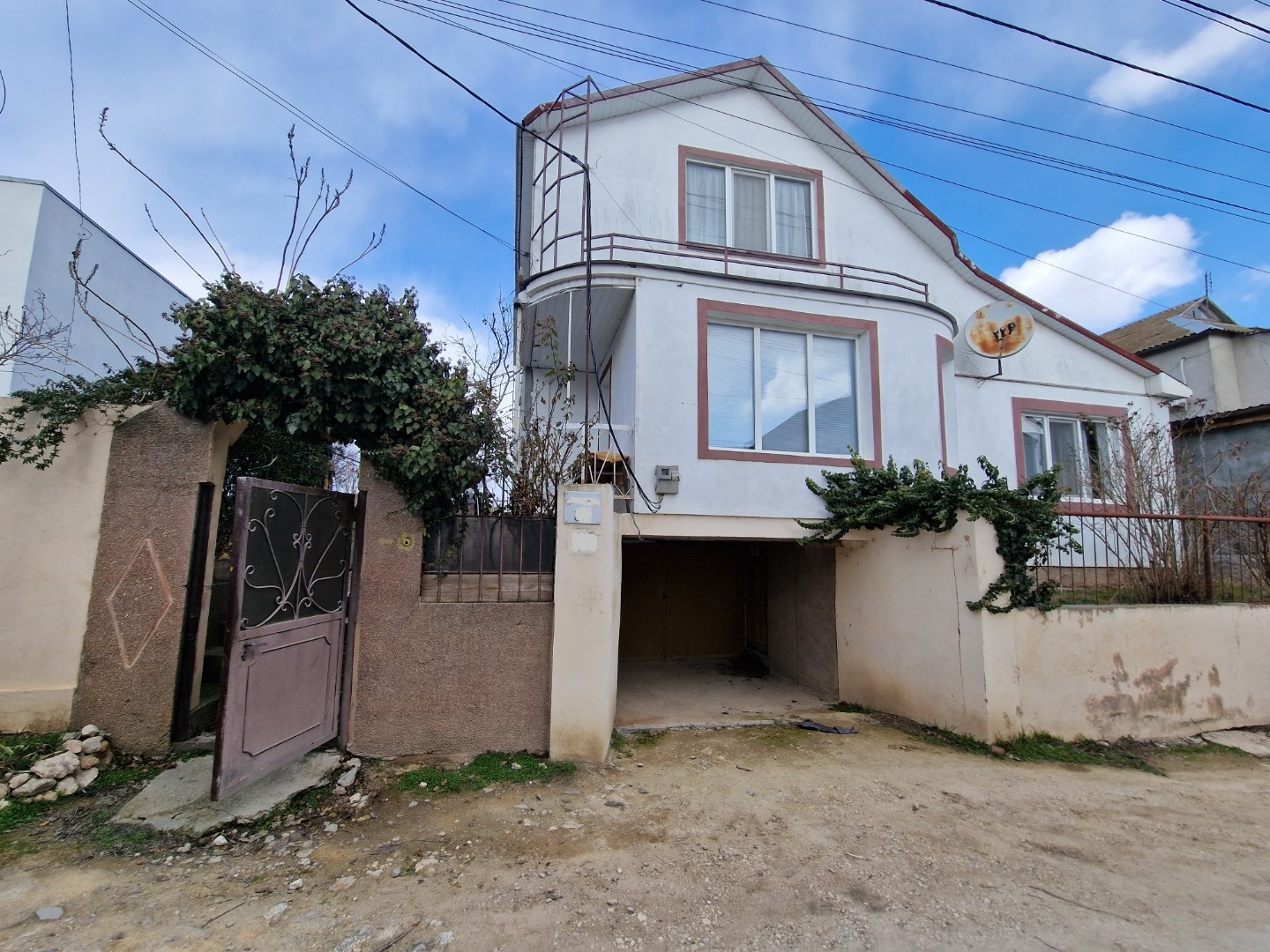 Продается жилой дом-дача  в 5-ти км от города Евпатории на берегу озера Сасык-Сиваш и рядом с лесом, сосновым бором. Дом расположен  в садовом кооперативе Сосновый Бор. Городская прописка, если перевести дом в жилой. Дом 2007 года постройки, построен из крымского камня-ракушняк, утеплен. Крыша -мягк