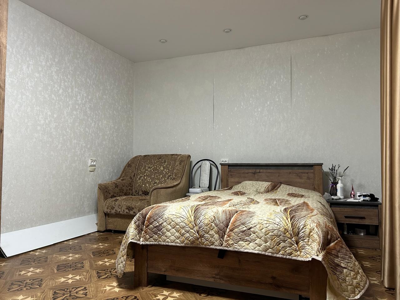 Продается однокомнатная квартира в поселке Заозерное. Общая площадь жилья составляет 34 кв.м., из которых 19.9 кв.м. занимает просторная комната, а кухня — 6.9 кв.м. Квартира находится на последнем, пятом этаже блочного дома, построенного в 1987 году.
Внутри выполнен косметический ремонт, а также за