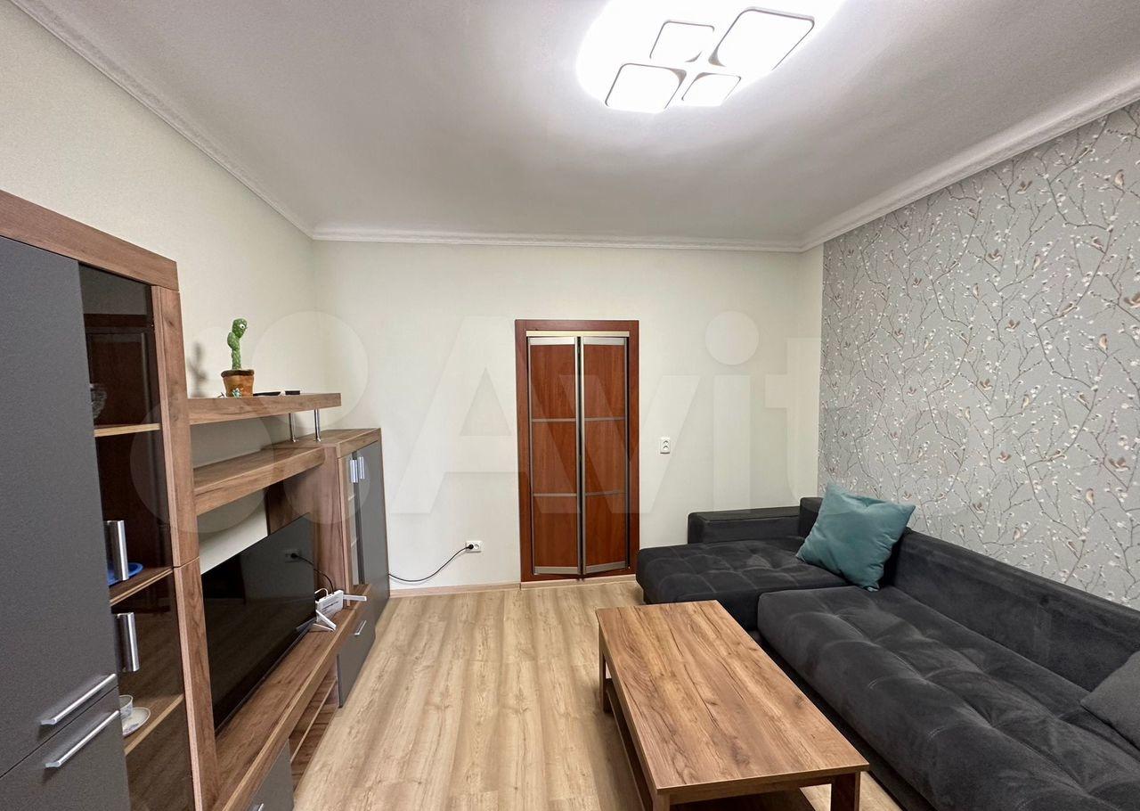 Предлагается к продаже двухкомнатная квартира с отдельным входом, расположенная на первом этаже двухэтажного дома. Общая площадь квартиры составляет 42.1 кв. м.а, из которых 20 кв. м. отведено под жилую зону, а кухня занимает 10 кв. м.. Высота потолков – 2.6 м. Комнаты изолированные. Санузел совмеще