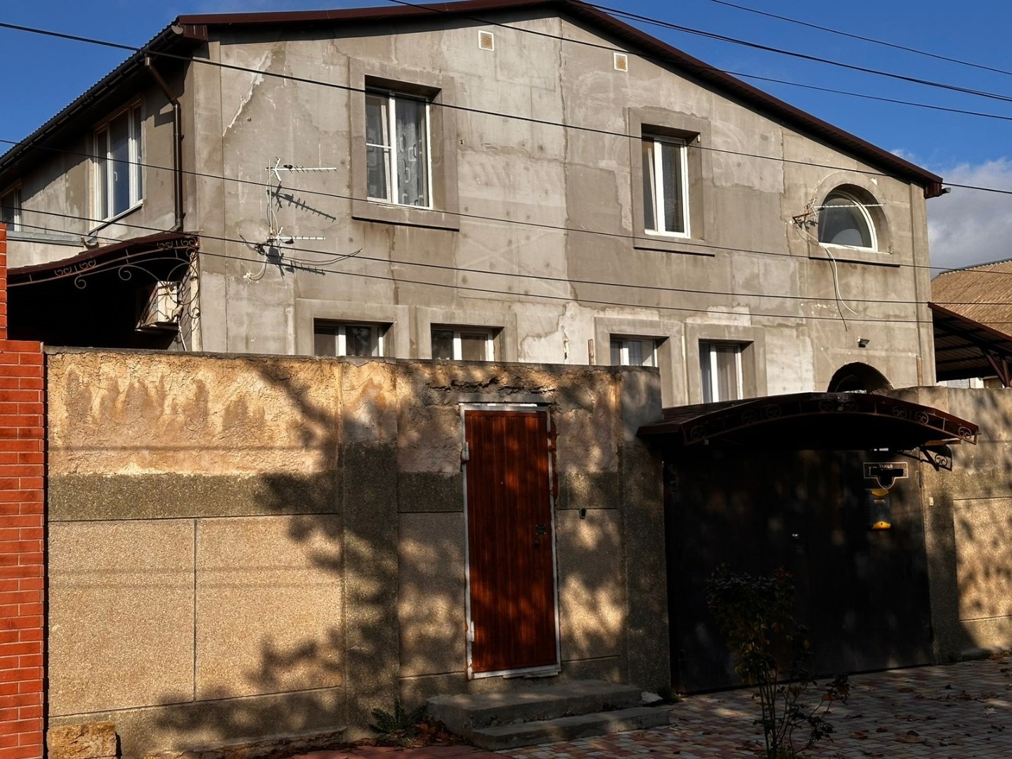 Продается большой жилой дом в городе Евпатория, район Спутник-2. Дом расположен на хорошей улице Южной.  Дом 1997 года постройки, построен из камня-ракушняк. Общая площадь дома 305,9 кв.м. Жилая площадь 103 кв.м.  В доме 5 комнат. На первом этаже находится прихожая 11.7 кв.м., две кухня  14.2 кв.м.,