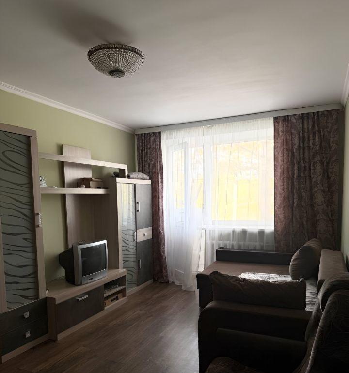 Продается двухкомнатная квартира в спокойном спальном районе Евпатории. Это отличное место для комфортной жизни вашей семьи. Вокруг развита инфраструктура: в шаговой доступности находятся школа, детский сад, поликлиника, аптека и супермаркеты. Удобное транспортное сообщение благодаря близости к оста