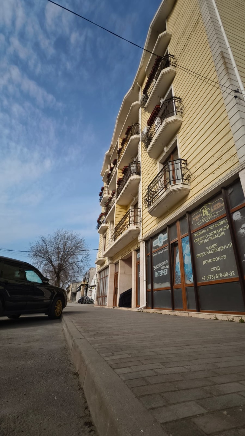 Продается  просторная 2-комнатная квартира на улице Дмитрия Ульянова. Она расположена на втором этаже пятиэтажного дома и предлагает отличную планировку, которая идеально подойдет для комфортной жизни.
В квартире две изолированные комнаты площадью 12,4 и 22,3 кв.м., что позволяет создать отдельные з