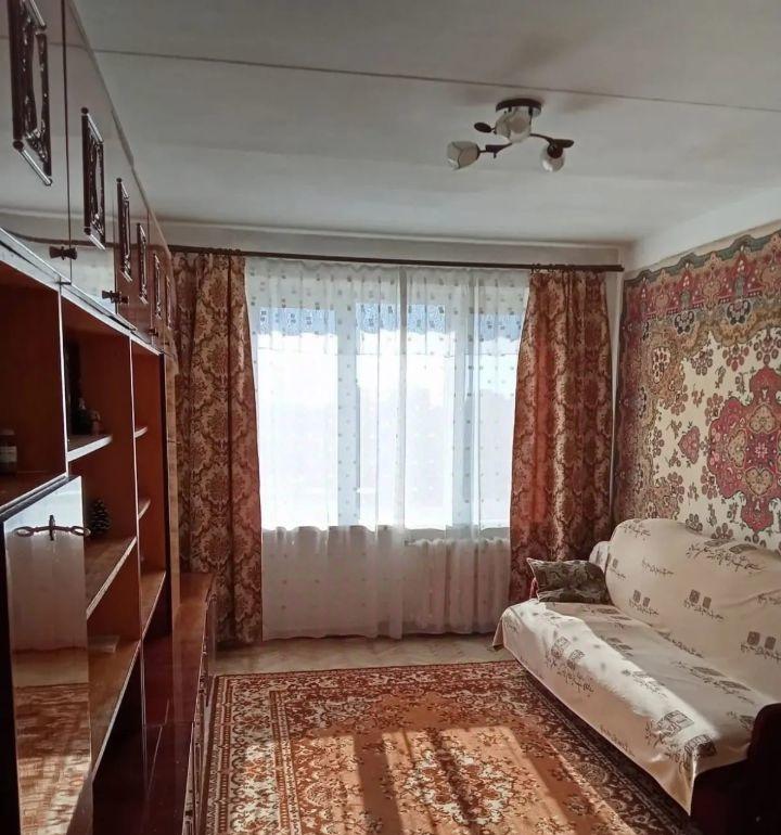 Продается уютная 2-комнатная квартира в самом центре города!
Общая площадь квартиры составляет 40,5 м², из которых жилая площадь — 26,1 м². В квартире две светлые комнаты площадью 14,7 м² и 11,4 м², а также кухня размером 5,6 м². Раздельный санузел, балкон и кладовая.
Квартира находится на 5 этаже 5