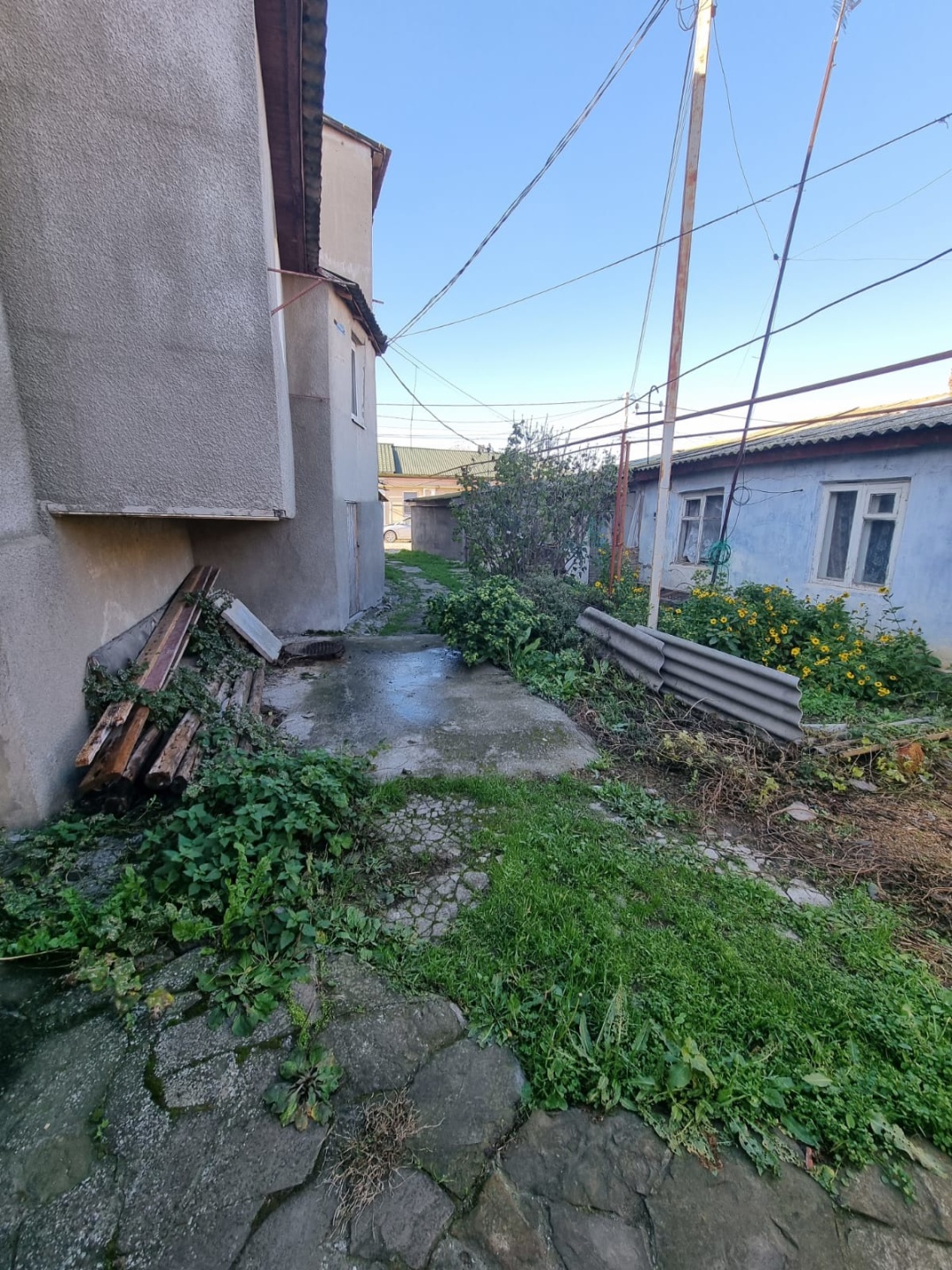 Предлагается к продаже двухкомнатная квартира в историческом центре Евпатории, в районе Старого города. Общая площадь составляет 39.6 кв.м., из которых 21.1 кв.м. отведено под жилую зону, а просторная кухня площадью 10.7 кв.м. 
Квартира расположена на первом этаже одноэтажного дома, что обеспечива