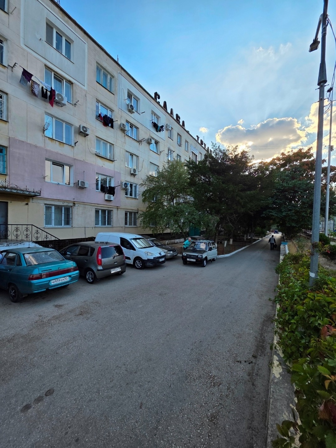 Предлагается к продаже комната в общежитии, расположенная на 3 этаже пятиэтажного дома. Общая площадь комнаты, включая места общего пользования, составляет 16.9 кв.м., а жилая площадь – 11.9 кв.м. Вспомогательная площадь – 5.0 кв.м.
Комната находится в обычном жилом состоянии.
На этаже имеется общая