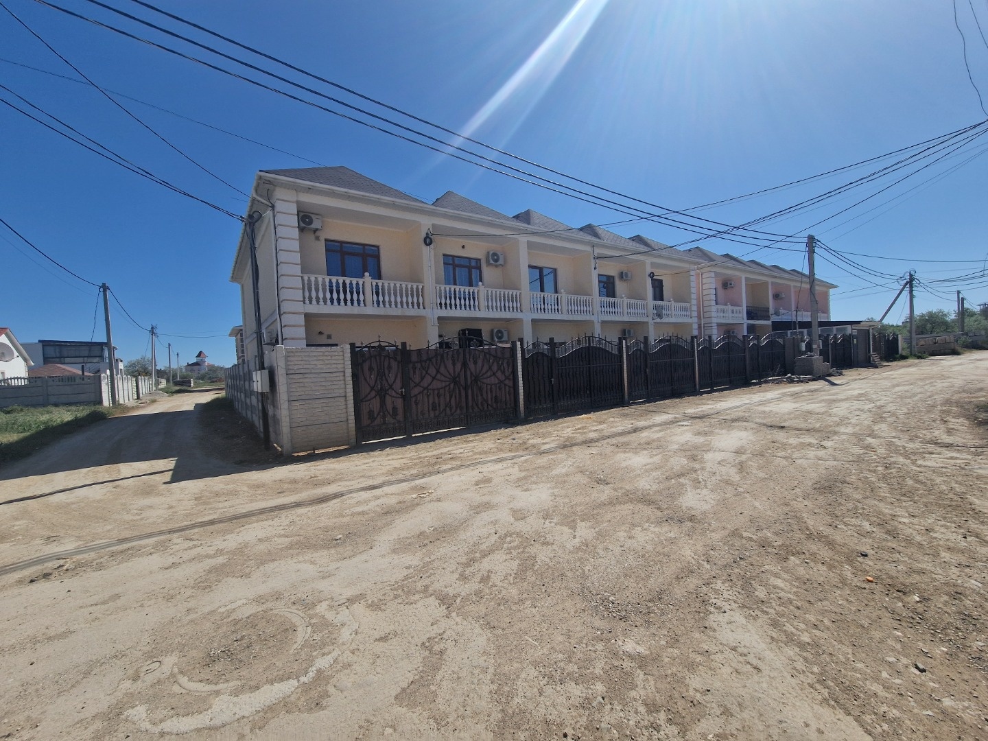 Продается жилой дом-таунхаус у самого Черного моря в СНТ Союз -2004 в пгт Заозерное, приморский поселок. До города Евпатория 8 км. Дом расположен в 150-200 метрах от моря. С комнаты на втором этаже открывается вид на море и песчаный пляж. Есть свой дворик с металлическими воротами и калиткой.
Дом но