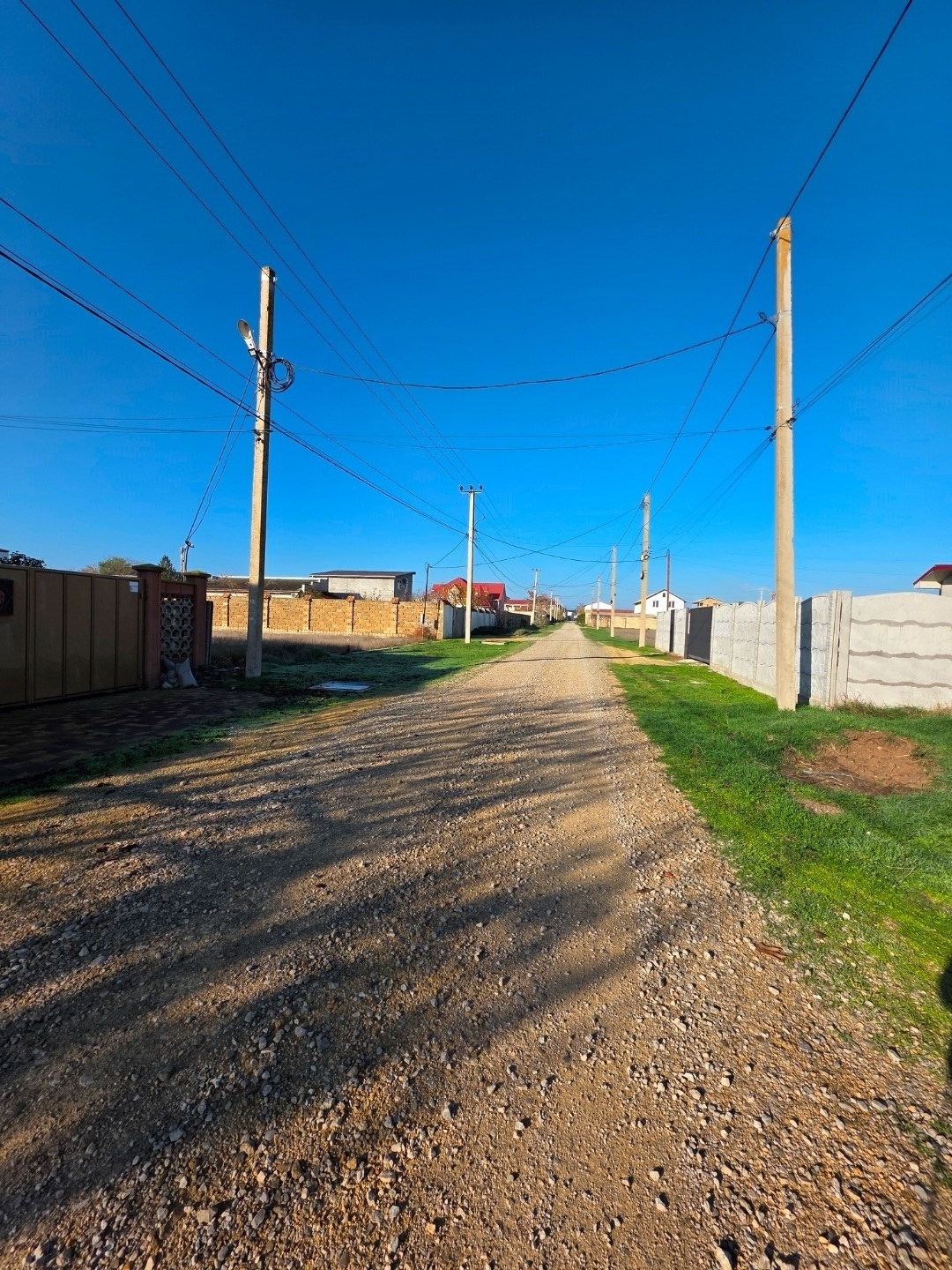 Продается привлекательный ЗЕМЕЛЬНЫЙ УЧАСТОК, в экологически чистом районе в приморском поселке Поповка, ул. Солнечная, Сакского района. Расстояние до города  Евпатория 25 км. До моря 10 минут пешком. Площадь участка 10 соток. Категория земель: земли населенных пунктов. Вид разрешенного использования