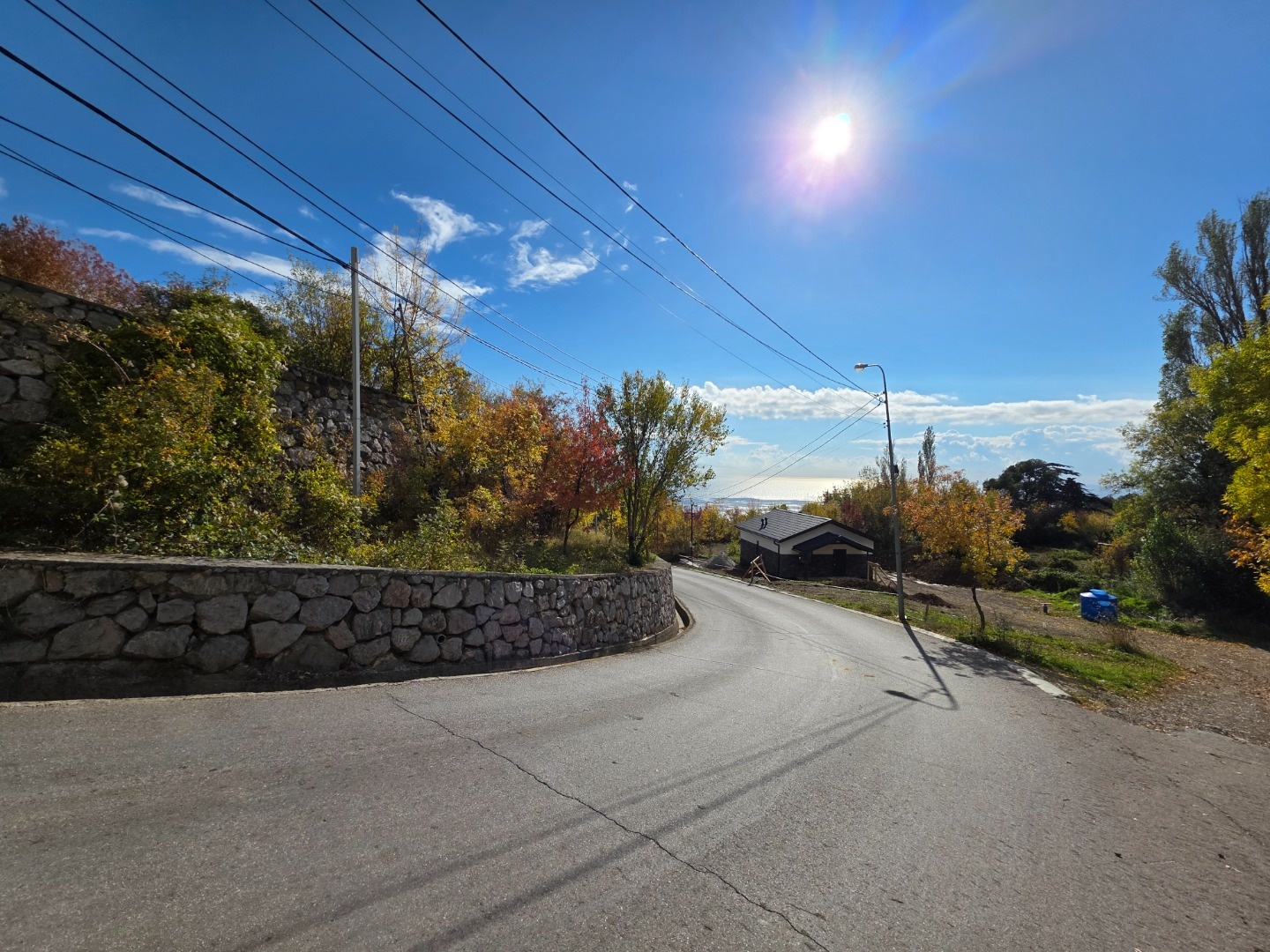 Продается земельный участок на Южном берегу Крыма г.Ялта, пгт. Голубой Залив. Площадь участка 4,5 сотки. Категория земель: земли населенных пунктов. Вид разрешенного использования: для индивидуального жилищного строительства. Дорога асфальтированная. Договор на свет уже заключен с РЭС г.Ялты, столб 