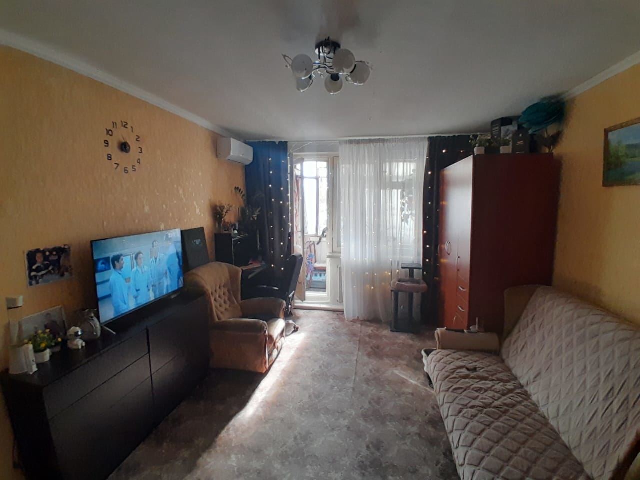 Продается 1 к.кв. чешской планировки в районе Мойнаки по ул.60 лет ВЛКСМ.Общей площадью 32.6 кв.м. Жилая площадь 18.9 кв.м. Располагается на первом этаже пятиэтажного жилого дома. Есть кондиционер. Пластиковые трубы и стояк. Окна выходят во двор, на палисадник. Совмещенный санузел. Балкон застеклен.