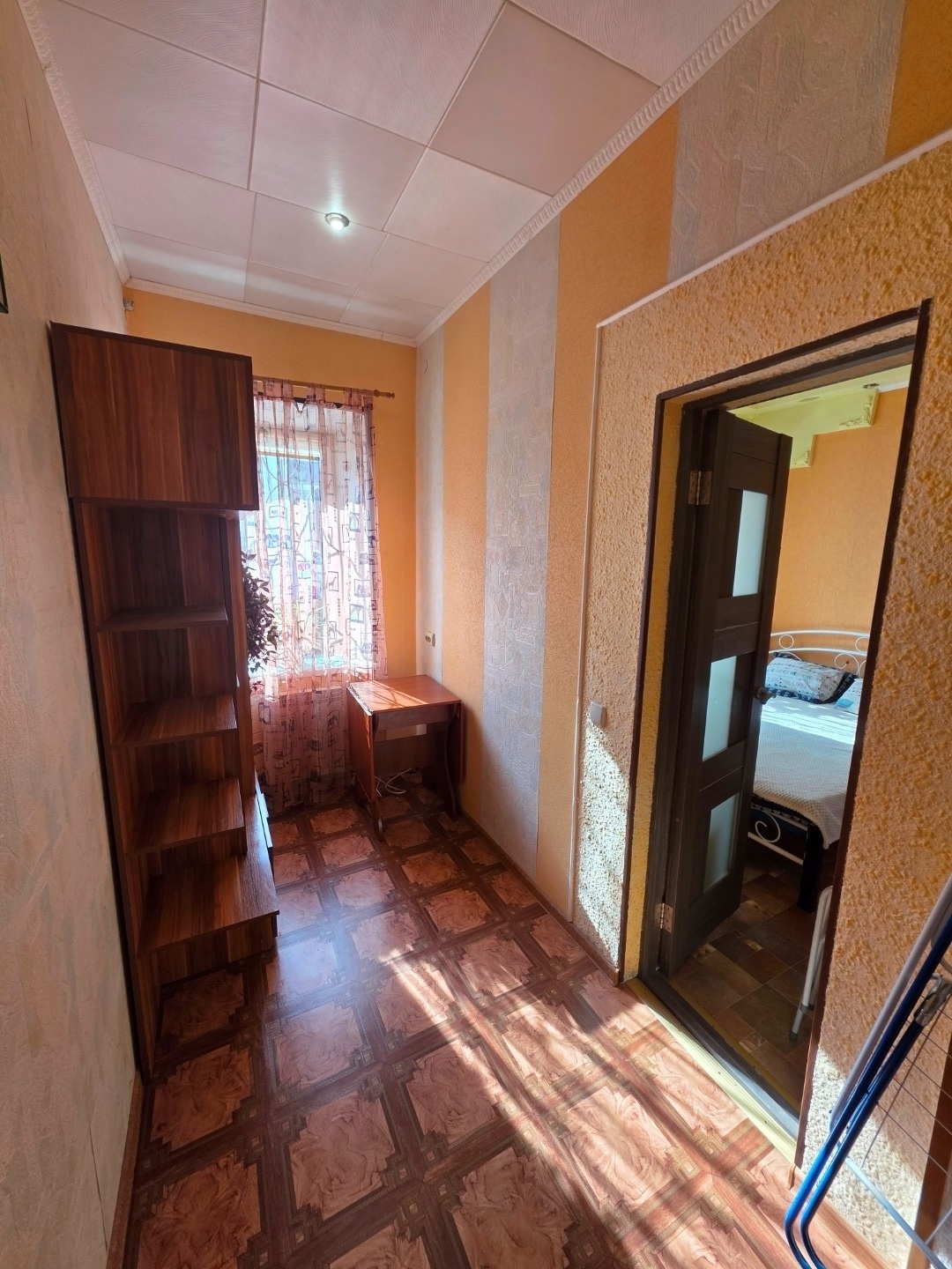 Продается 2 к.кв. в исторической части Старого города по ул. Володарского, 200 метров от современной набережной им. Терешковой с прекрасной пляжной территорией, уютной парковой зоной, тенистыми аллеями, детскими площадками, современными фонтанами на берегу Черного моря. Квартира находится в старинно