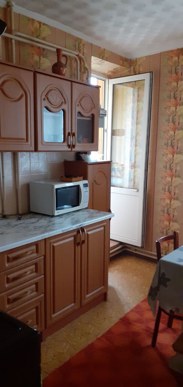 Предлагается к продаже однокомнатная квартира в селе Ромашкино, расположенном в Сакском районе Республики Крым. Общая площадь жилья составляет 38.2 кв. м., из которых 17.8 м² занимают жилые помещения, а кухня имеет площадь 9.1 м². Квартира находится на третьем этаже четырехэтажного блочного дома, по