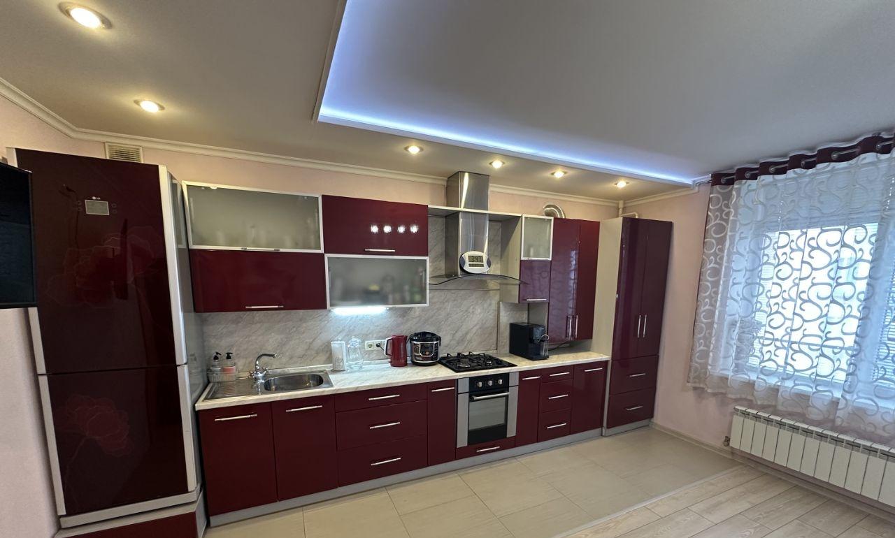 Продается одна из лучших квартир в Евпатории, общей площадью 96.4 м². Из них жилая площадь составляет 46.5 м², а кухня — 18.5 м². Квартира расположена на 3 этаже 6-этажного дома, построенного из экологически чистого инкерманского камня.
Дом предлагает закрытый двор и подземные гаражи, что обеспечива