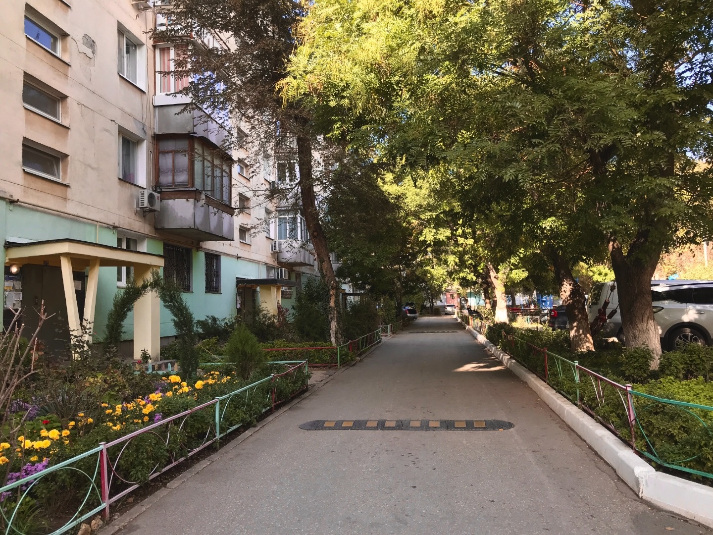 Продается 3 к.кв. чешской планировки  в районе Центрального рынка. по улице Колхозной. Расположена на втором этаже в пятиэтажном доме. Площадь квартиры (с балконом и лоджией) 81,8 м кв. Три раздельные комнаты. Кухня 8 м кв., Раздельные санузел и ванная. Установлен кондиционер. На горячую воду газова