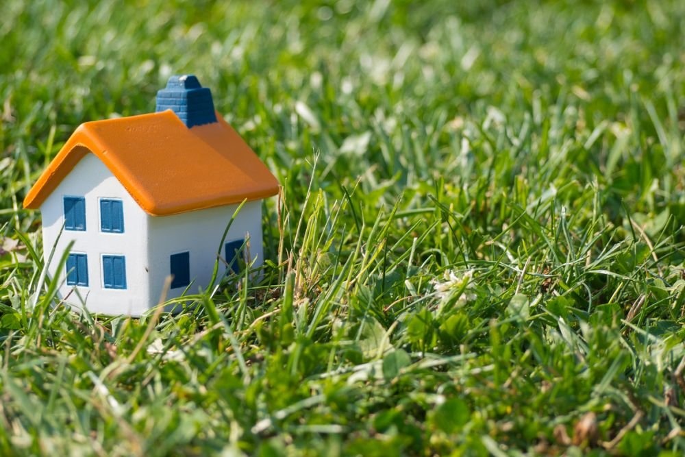 Продается садовый участок в старых границах села Уютное. Участок 6 соток, огорожен забором, проведена вода. Рядом с участком проходит ЛЭП. Участок ровный. Звоните. 