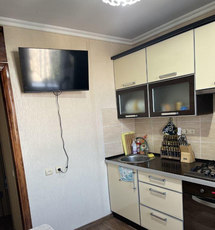 Продается светлая и уютная однокомнатная квартира площадью 39 квадратных метров, расположенная на седьмом этаже девятиэтажного дома в Евпатории по проспекту Победы. Дом построен в 1984 году, выполнен из блочных материалов, что обеспечивает хорошую тепло- и звукоизоляцию. Высота потолков составляет 2