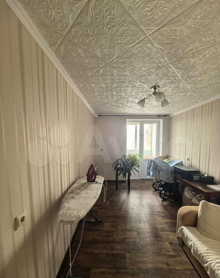 Продается квартира в отличном состоянии, общей площадью 66 кв.м., расположенная по улице 9 Мая, в районе Красной горки. Жилая площадь составляет 37.7 кв.м., кухня – 6.7 кв.м. Квартира находится на 9 этаже 9-этажного дома. Для вашего удобства имеются застекленные лоджия и балкон. Важно отметить, что 