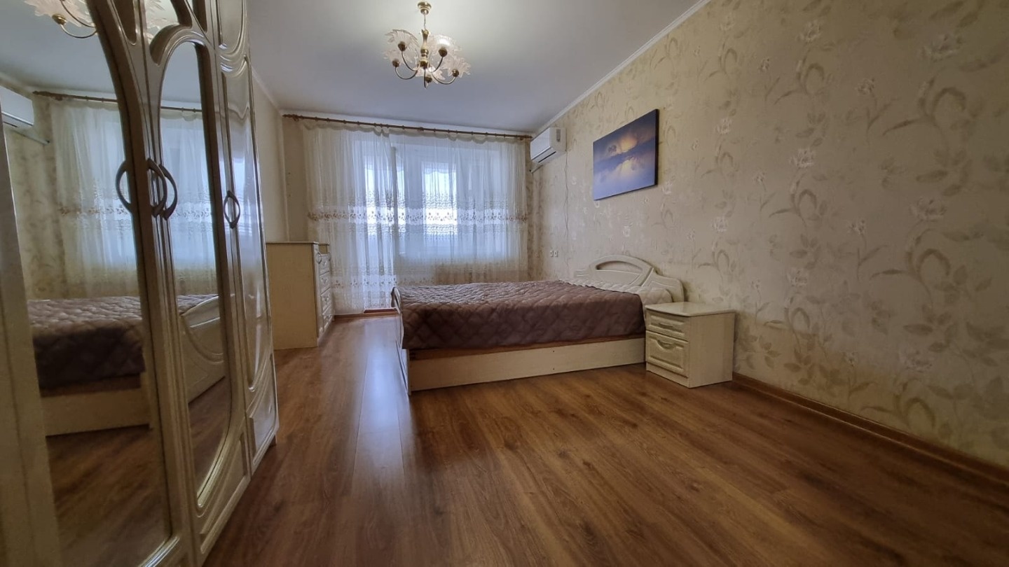 Сдается просторная однокомнатная квартира 45 кв.м. в районе Красной горки. Квартира расположена в хорошо развитом районе: рядом рынок, различные магазины, аптеки, супермаркеты, садики, школа. В доме нет газа - плита электрическая, отопление центральное. Коммунальные платежи оплачиваются отдельно. Пр