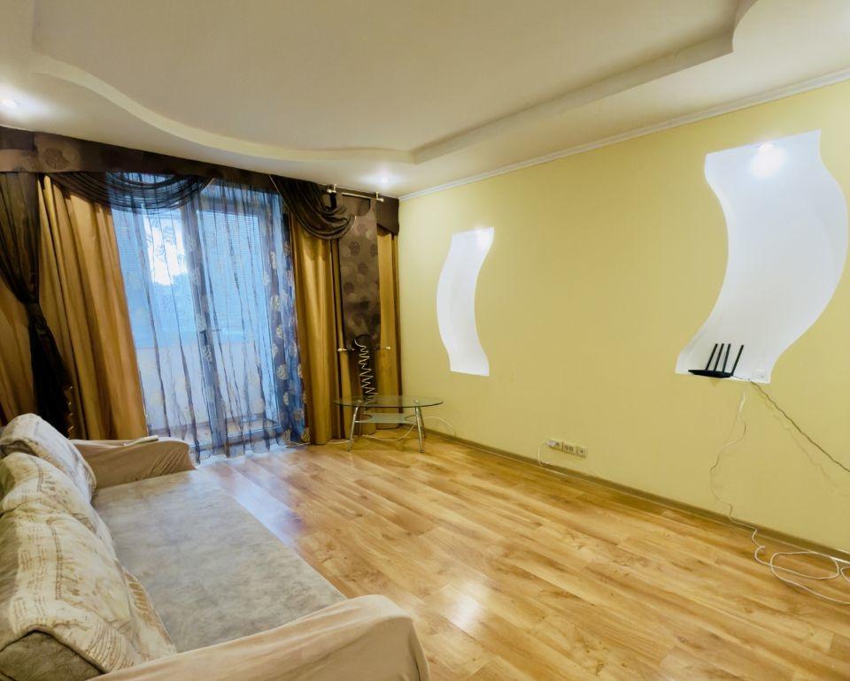 г. Евпатория 
2х комн квартира 
53 кв м 
2 изолированные комнаты 
Кондиционер 
Теплый Пол 
автономное отопление 
3 балкона 
Техника: Холодильник , духовка , ПММ
Очень хороший район с развитой инфраструктурой 
В шаговой доступности - школы, дет. сады , супермаркеты , рынки,, остановки общественного т