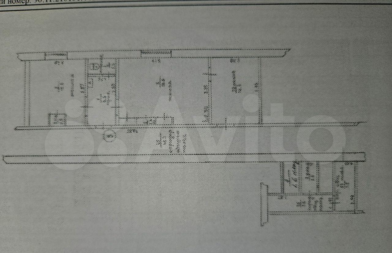 Квартира расположена в центре посёлка. В радиусе 200 метров находятся магазины, аптека, остановка общественного транспорта, детская и спортивная площадка. Окна выходят во двор.  Требует ремонта. 