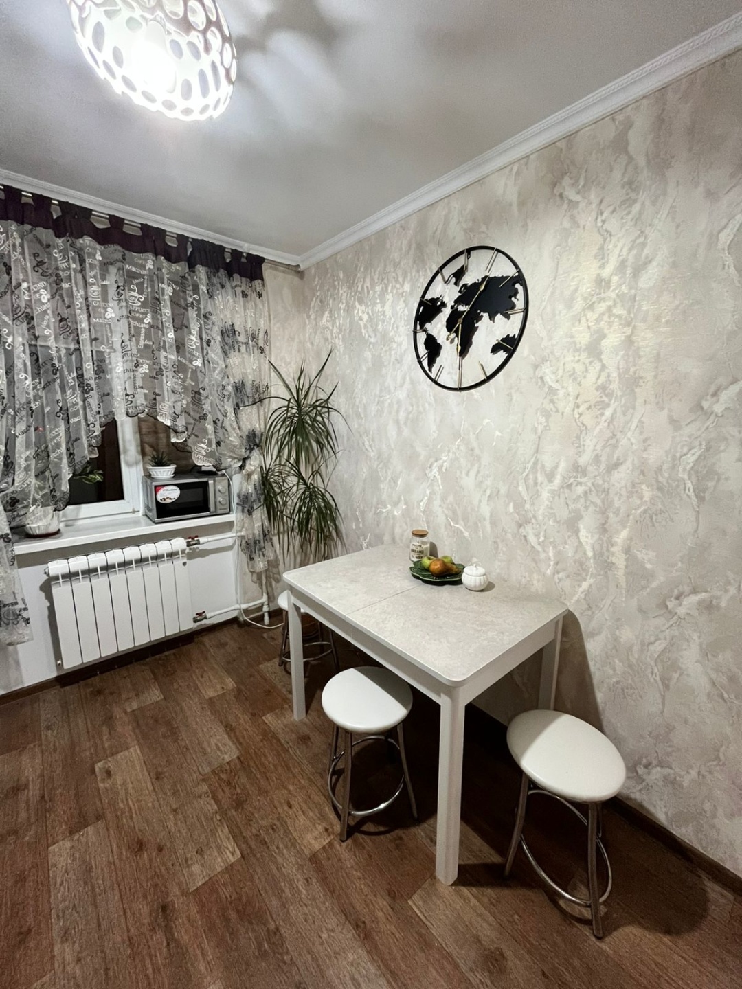 Продается светлая и уютная однокомнатная квартира площадью 39 квадратных метров, расположенная на седьмом этаже девятиэтажного дома в Евпатории по проспекту Победы. Дом построен в 1984 году, выполнен из блочных материалов, что обеспечивает хорошую тепло- и звукоизоляцию. Высота потолков составляет 2