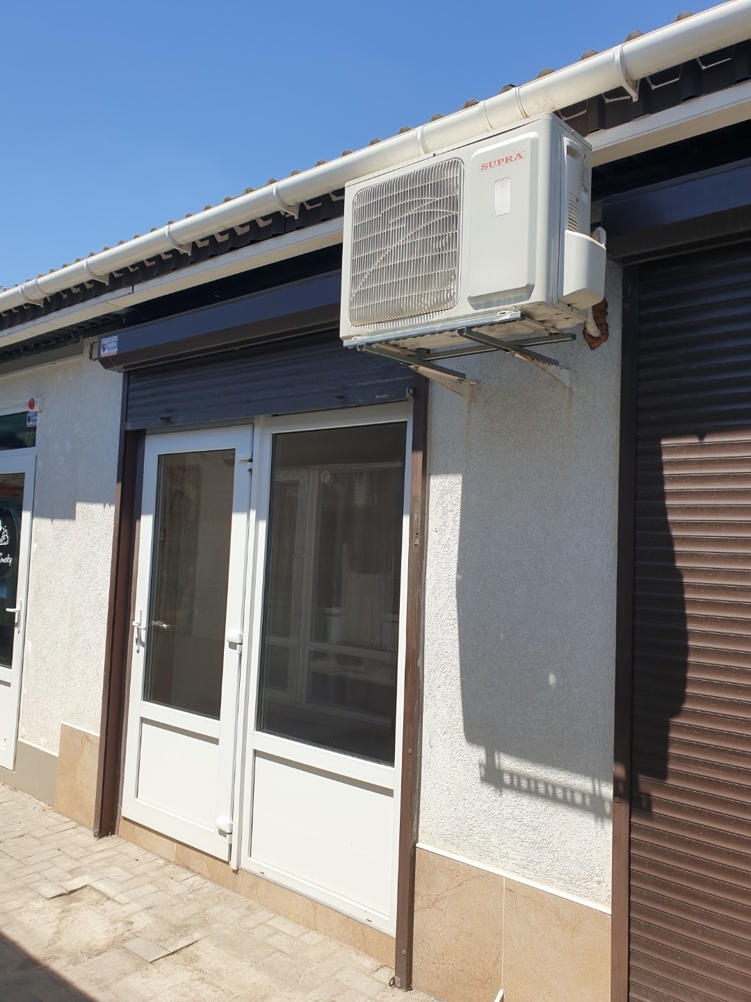 Продается магазин-бутик в районе ТК Натали, на пересечении самых оживленных улиц города: Интернациональной и проспекта Победы. Очень большой трафик людей, так как рядом расположены торговые комплексы, рынок, транспорт. Помещение находится в середине торгового ряда. Площадь помещения 21.4 кв.м. Помещ