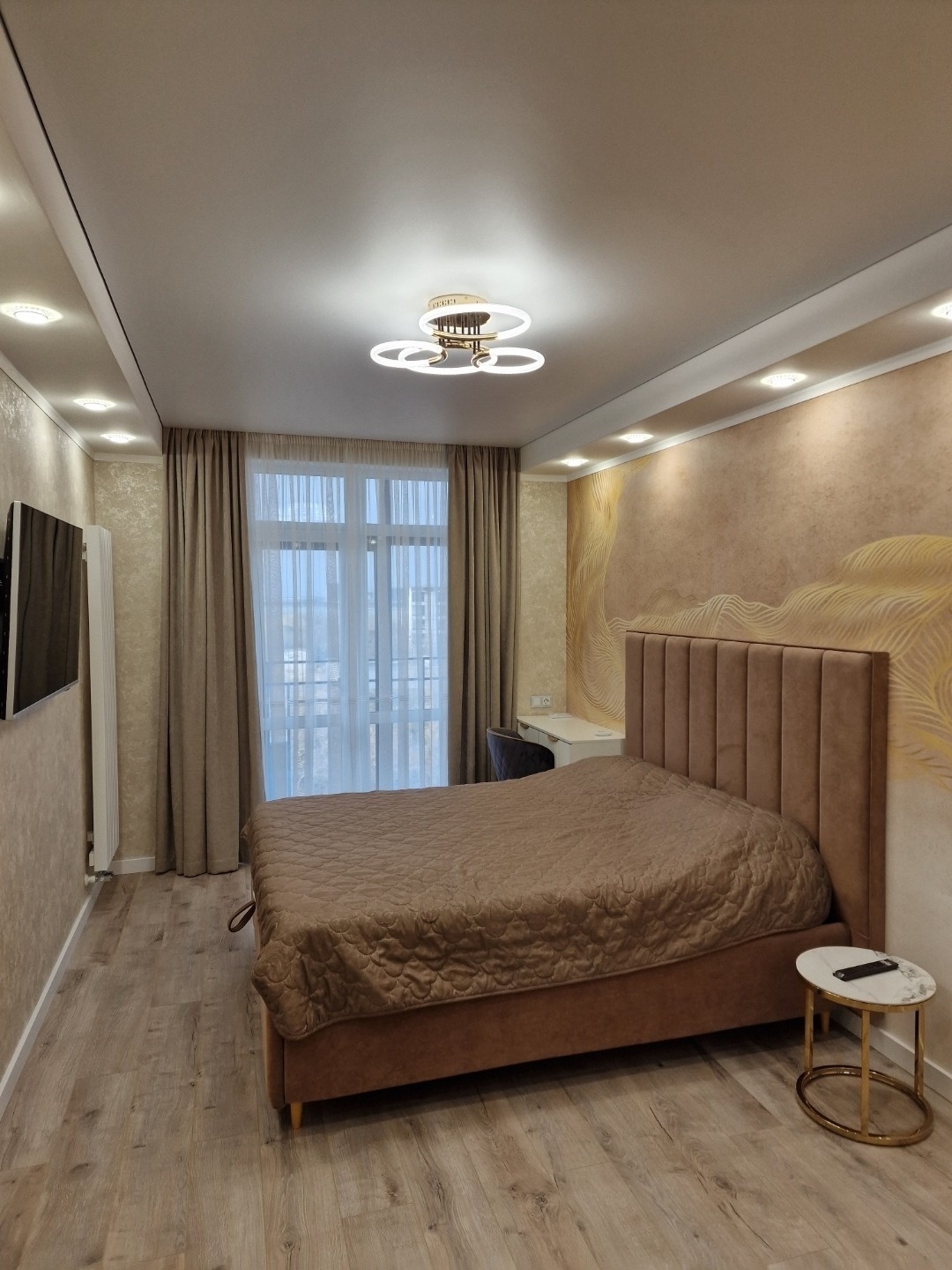 Сдается однокомнатная квартира в новом современном жилом комплексе ЖК Мойнаки, по проспекту Ленина 68. Сдается до 01.06.2026 г. Квартира находится на 6/9 эт.  Квартира с новым ремонтом и мебелью. Автономное отопление и горячее водоснабжение. Есть кондиционер. Вся необходимая посуда, мебель, холодиль