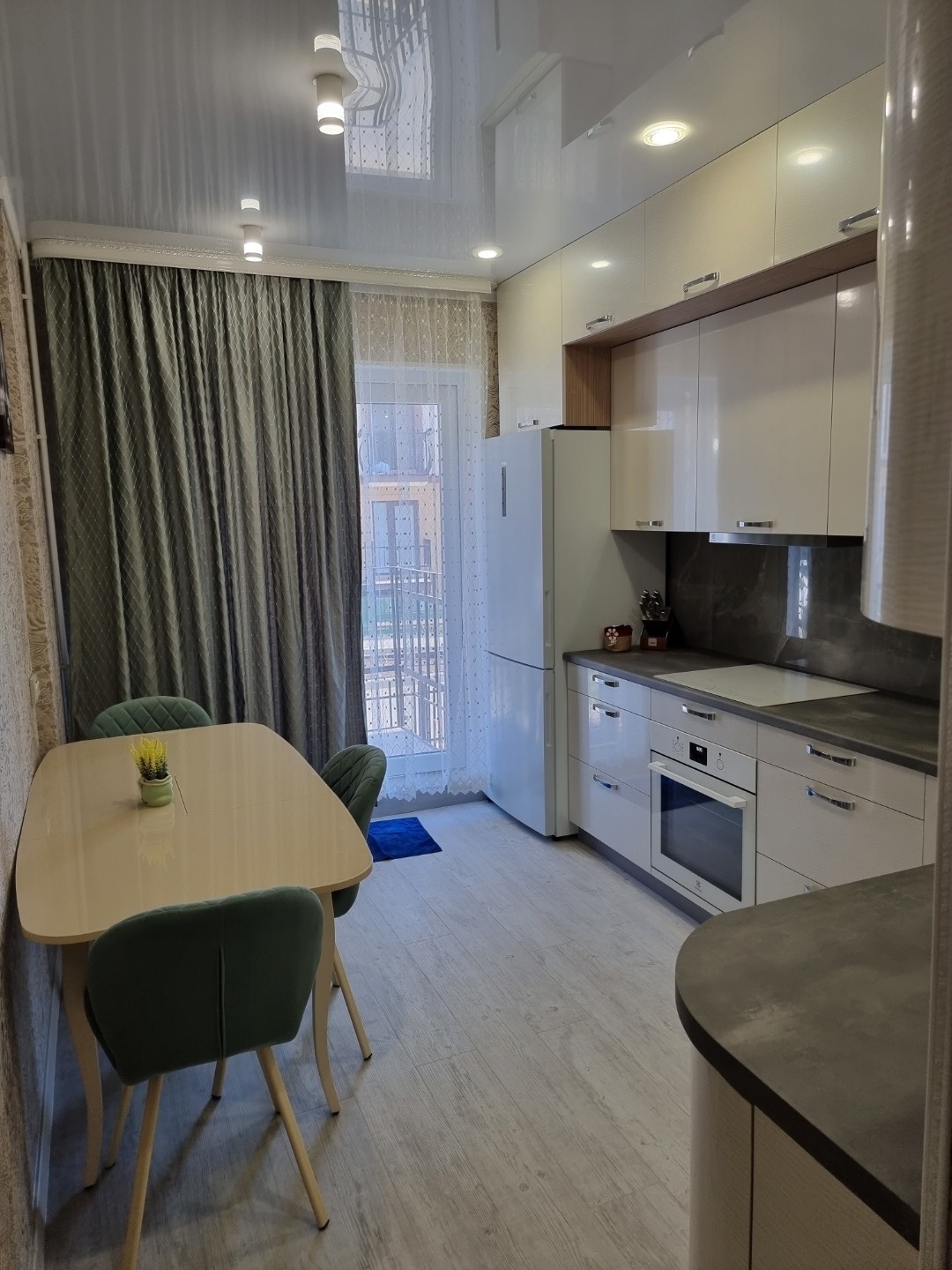 Продается хорошая светлая квартира с ремонтом в новом современном жилом комплексе ЖК Евпатория, ул.60 лет ВЛКСМ 31. Общая площадь квартиры 33,4 кв.м. Расположена на 1/4 эт. Жилая комната  12 кв.м. Кухня 10 кв.м. Из кухни есть выход на балкон, выход во внутренний дворик. Встроенный кухонный ряд изгот