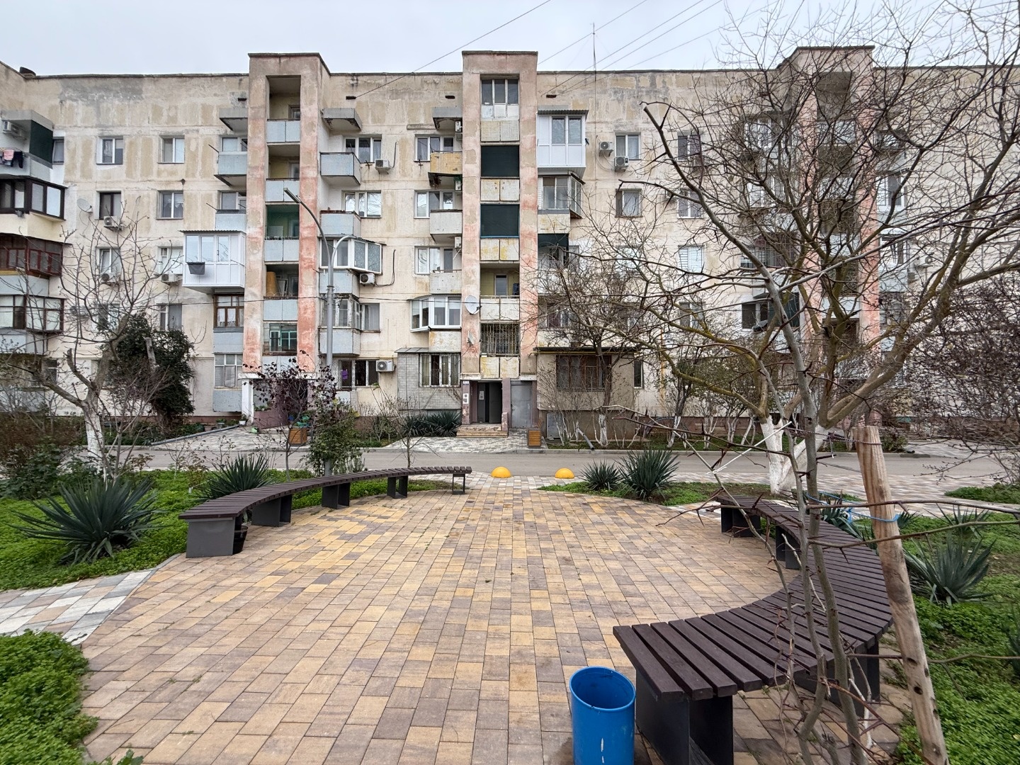 Продается квартира на берегу Черного моря в Евпатории! 
Ищете идеальное место для жизни или инвестиции? У нас есть отличное предложение для вас!
Квартира чешской планировки площадью 50,4 кв. м.  в середине дома
✅ Две раздельные комнаты  
✅ Просторная лоджия и балкон  
✅ Окна на восток и запад — свет