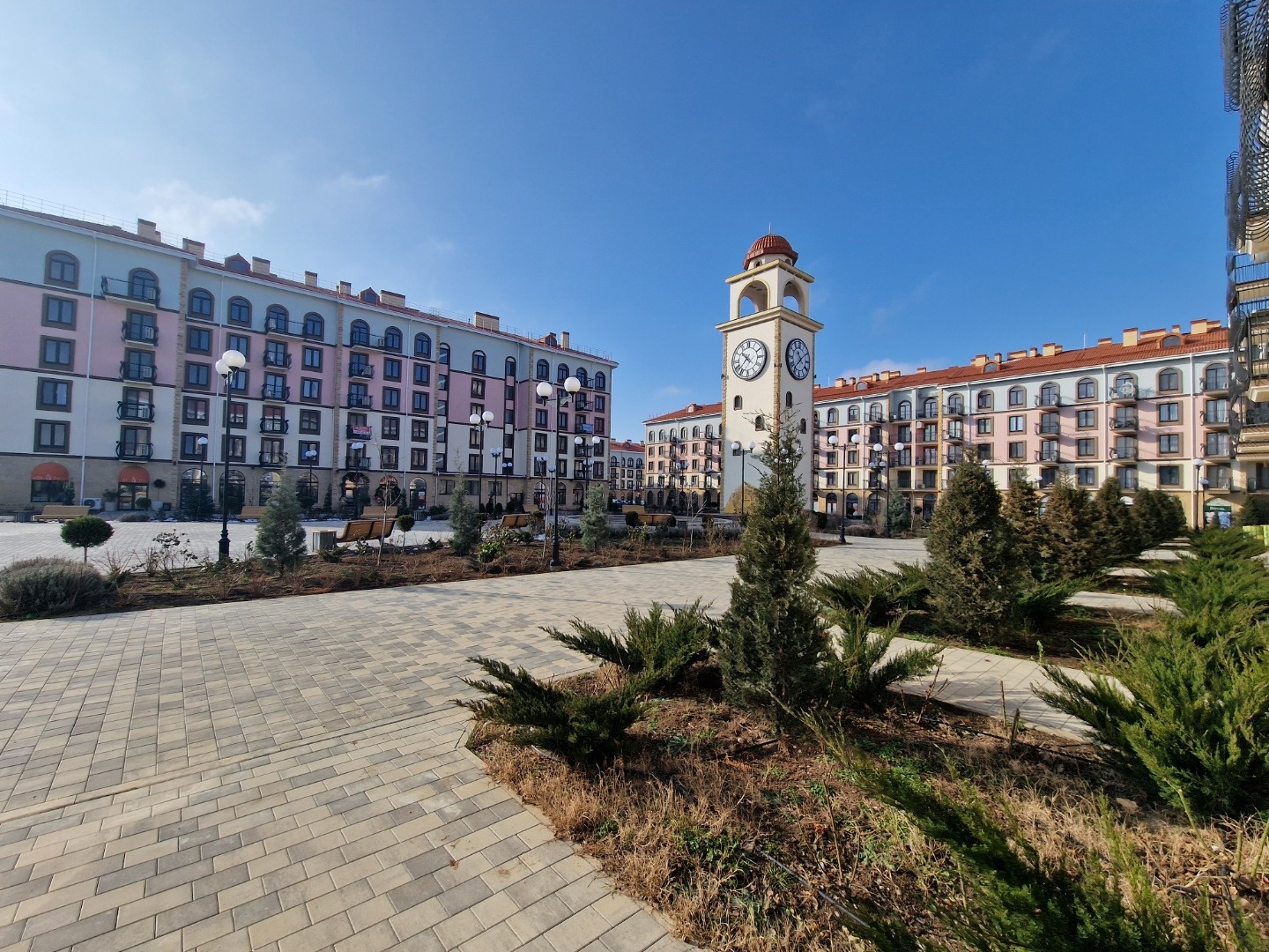 Сдается на длительный срок однокомнатная квартира с ремонтом в новом доме в ЖК Евпатория по ул.60 лет ВЛКСМ 31 к.3! Без освобождения на лето! Квартира находится на четвертом этаже. В доме есть лифт.
Квартира очень уютная. Квартира оборудована техникой, мебелью. Кондиционер тепло-холод. В отопительны